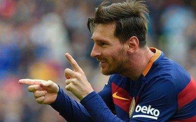 英皇体育焦点-B席训练中认真专注