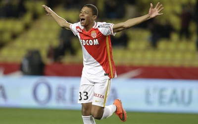 英皇体育精华-凯恩儿童医院送礼物