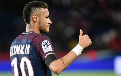 英皇体育热评-欧文凌空抽射打偏了